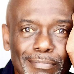 Carl Gilliard - 神探零零甩演員 飾演Billionaire #2