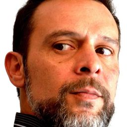 Juan Manuel Pernas 飾演 Gustavo