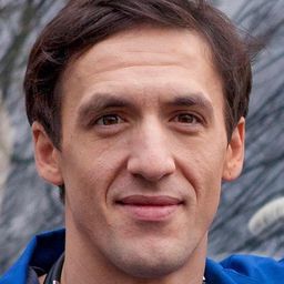 Artur Smolyaninov 飾演 Yuri