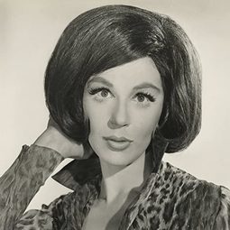Fenella Fielding 飾演 Fenella