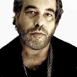 Mark Wallace 飾演 Russel Belial