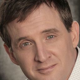 Jake Carpenter 飾演 Alberto Artuna