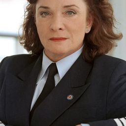 Yvonne Schaloske 飾演 Dolly