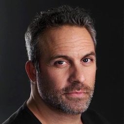 Guy Nardulli 飾演 Museum Reporter / Italian VIP