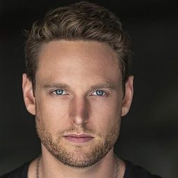 Michael Patrick Lane - 看不見演員 飾演Charlie