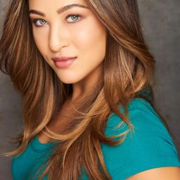 Tayla Fernandez 飾演 Student