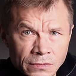 Aleksandr Bashirov 飾演 Man in Train