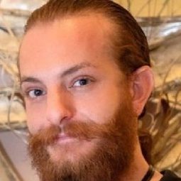 Owais Mukhalalti 飾演 