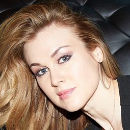 Deirdre Lorenz 飾演 Kelly