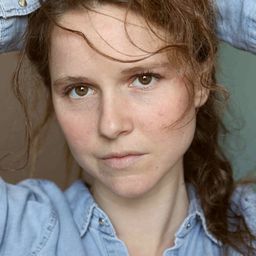 Flore Vannier-Moreau 飾演 Flore