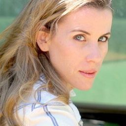 Lacy McClory 飾演 Female Security Officer