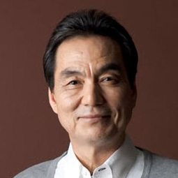 長塚京三 飾演 Kenji Sakai