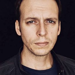 Ksawery Szlenkier 飾演 Adam