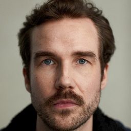 托米·阿拉塔洛 飾演 Saska