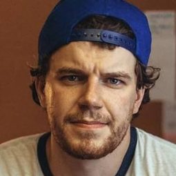 Jake Lewis - The Millionaires' Unit演員 飾演Kenney MacLeish