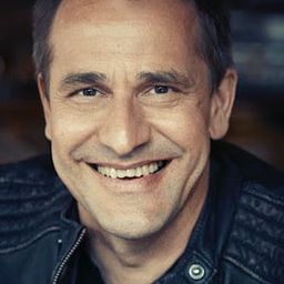 Stephan Schad 飾演 Chefarzt