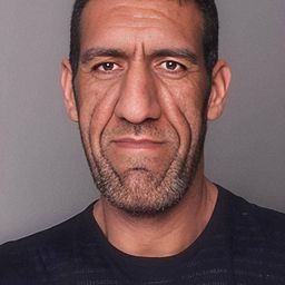 Seyithan Özdemir 飾演 Kürt