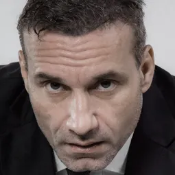 羅恩斯穆安伯格 - 八肢藝術演員 飾演Gerard