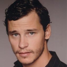 尼古拉斯·吉羅 飾演 Anton Tchékhov