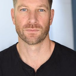 約翰·威廉·萊特 飾演 Monger Warrior