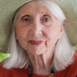 Jacqueline Staup 飾演 Anna