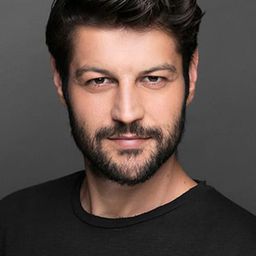 Serhat Teoman 飾演 