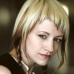 Lindsay Beamish 飾演 Connie