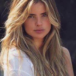 茱莉亞·貝 飾演 Nina