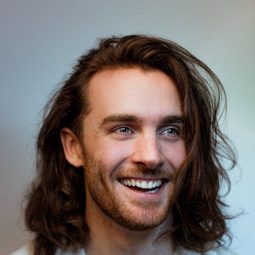Ryan Ward 飾演 David Whitaker