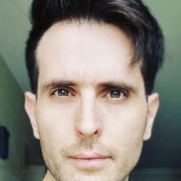 Enes Kaya 飾演 Victor