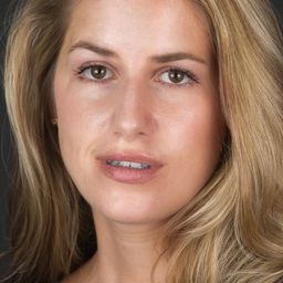 Kathryn Schneider 飾演 Savannah