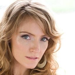 Helene Joy 飾演 Mary Bassett