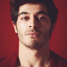 布拉克·丹尼茲 飾演 Semih