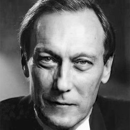 Oleg Yankovskiy 飾演 Dr. Smirnov / Tsar Nicholas II