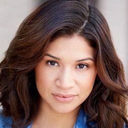 Armida Lopez 飾演 Esmerelda the Chauffeur
