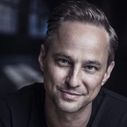 Courtenay J. Stevens 飾演 Arthur