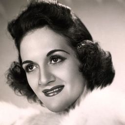 Laverne Andrews 飾演 Laverne Andrews