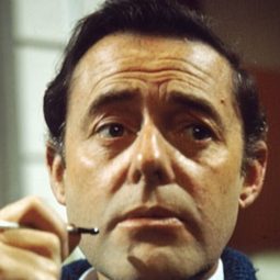 Terence Alexander 飾演 Defending Counsel