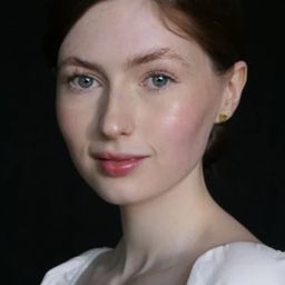 Grace Dunn 飾演 Tessa Brown