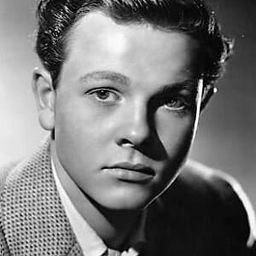 Robert Arthur 飾演 Bellhop (uncredited)