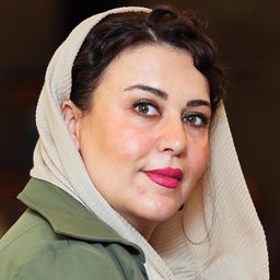 Giti Ghasemi 飾演 Mortazavi