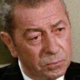 Pierre Collet 飾演 Prison director