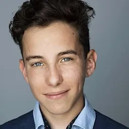 柯爾·山德 飾演 Nathan