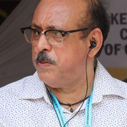 G Suresh Kumar 飾演 Mathew