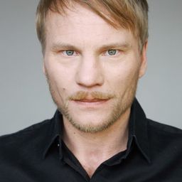 Oli Bigalke 飾演 SA-Mann