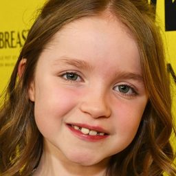 Scarlett Holmes 飾演 Izzy