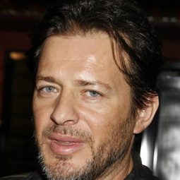 柯斯塔斯·曼迪勒 - 詭秘屋演員 飾演Detective Morrison