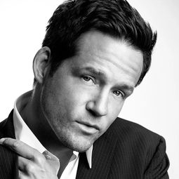 Josh Hopkins 飾演 George