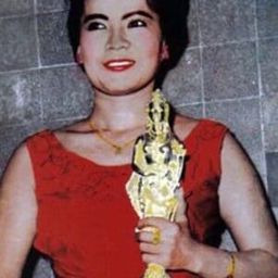 Namgneun Boonnak 飾演 Mhom