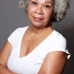 Obeida Benavides - 逃出亞馬遜演員 飾演Don Jorge Wife